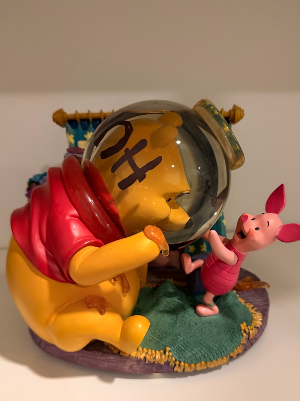 Winnie the Pooh & Piglet Figurine - Yellow, Pink snow globe